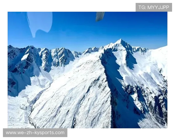 _冬季冰川徒步：勇闯极寒的壮观景象_，旅游冰川